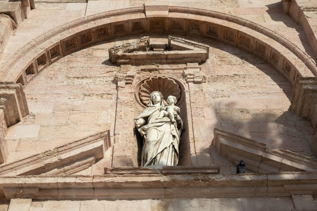 façade église statue