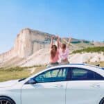 couple heureux en voyage avec voiture