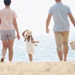 famille sur une plage en bord de mer