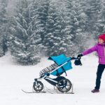 poussette et maman dans la neige