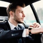 homme dans une voiture de luxe