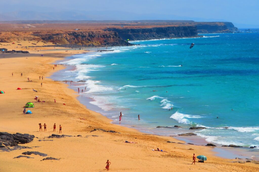 Grande plage sur l'île de Fuerteventura