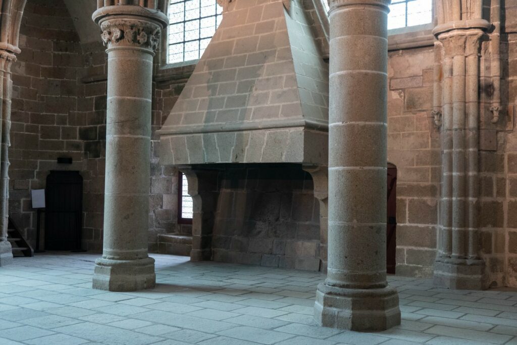 cheminée dans la salle des chevaliers