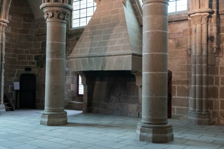 cheminée dans la salle des chevaliers