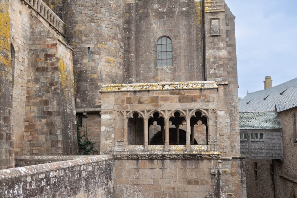 explorer abbaye mont saint michel