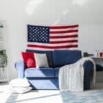 drapeau des USA accroché sur le mur du salon