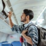 homme avec un sac à dos dans un avion