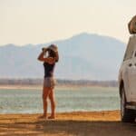 femme utilisant des jumelles lors d'un safari en Zambie