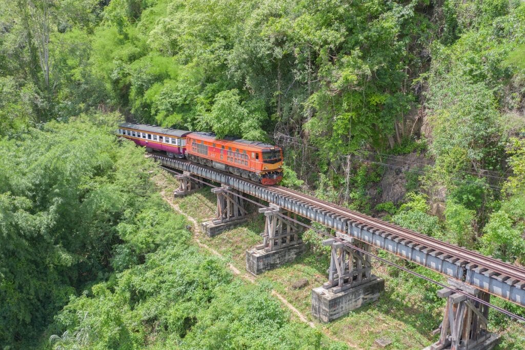 train local thaïlandais pont de la rivière Kwai