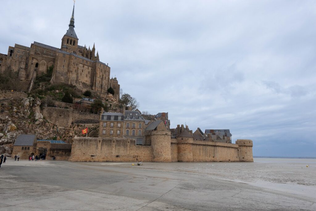 mont saint michel nuages