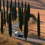 voiture sur une route en Toscane