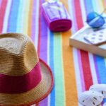 chapeau et matériel de vacances