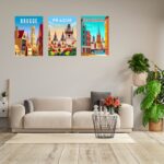 salon avec affiches de voyage au-dessus du canapé