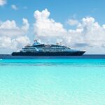 navire de croisière Ponant naviguant dans des eaux turquoises
