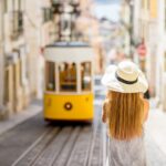 femme qui visite Lisbonne en trois jours