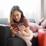 femme utilise code promo pour réserver un voyage