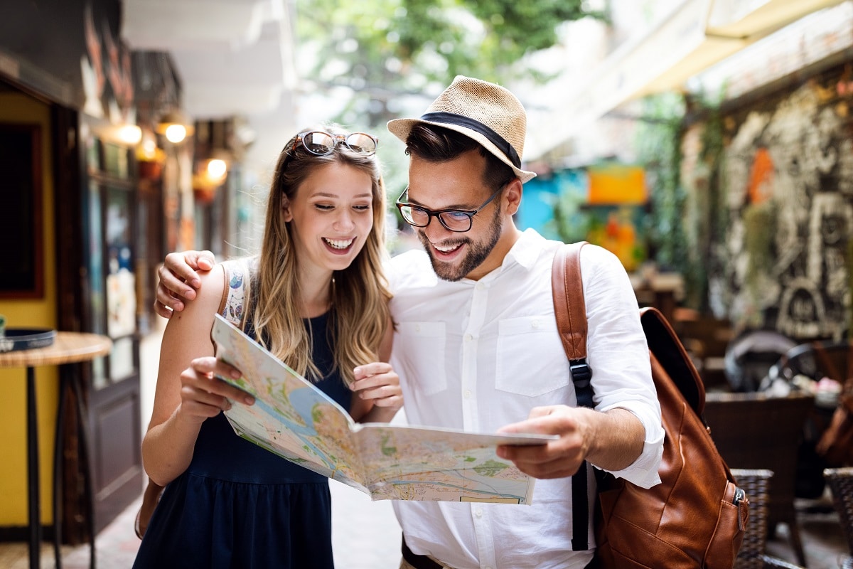 jeune couple de voyageurs