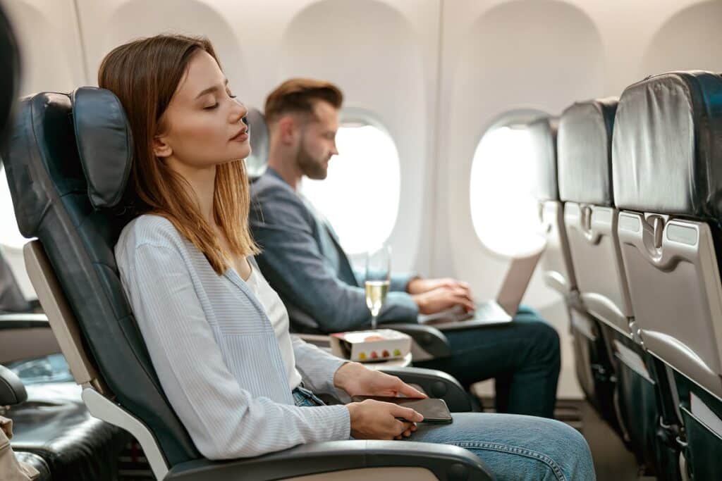femme dort avion