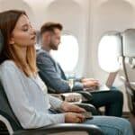 femme dort avion