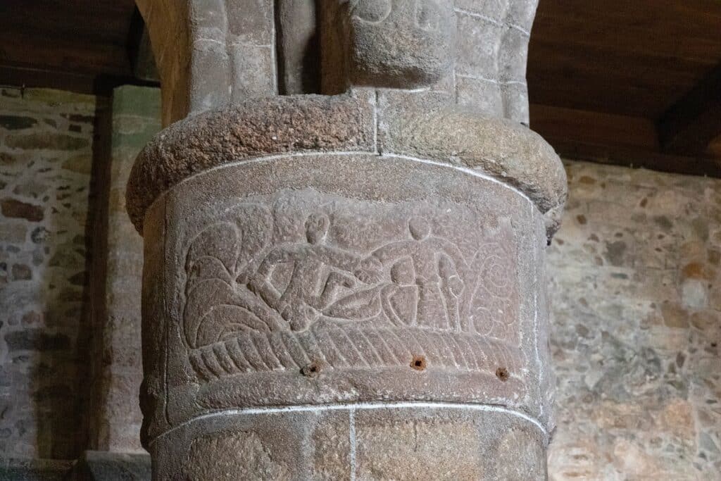 poteau sculpté intérieur église saint-jacques