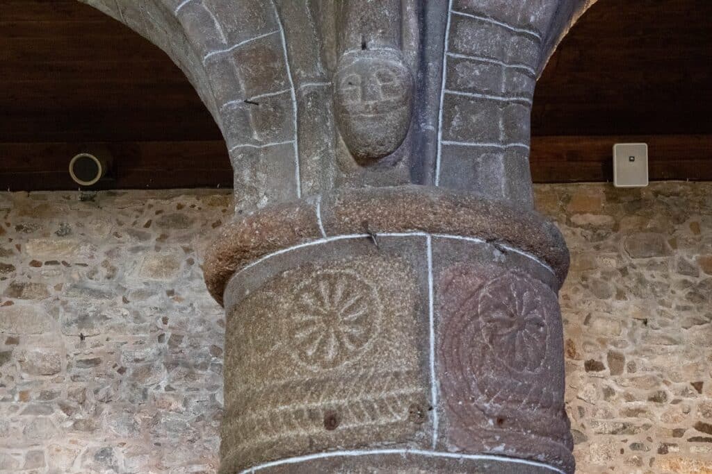 poteau sculpté intérieur église saint-jacques
