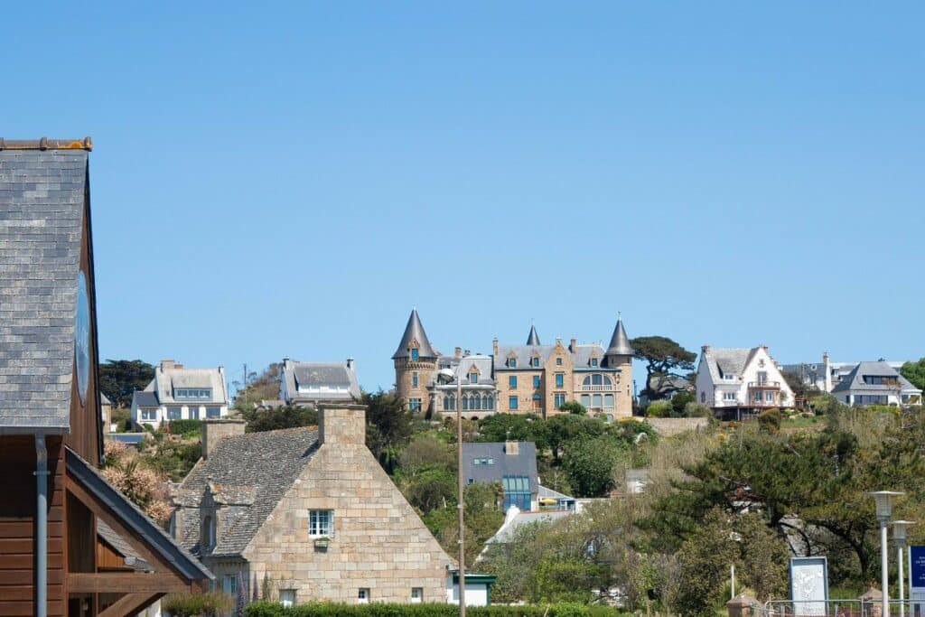 vue de trébeurden et du chateau de ker nelly