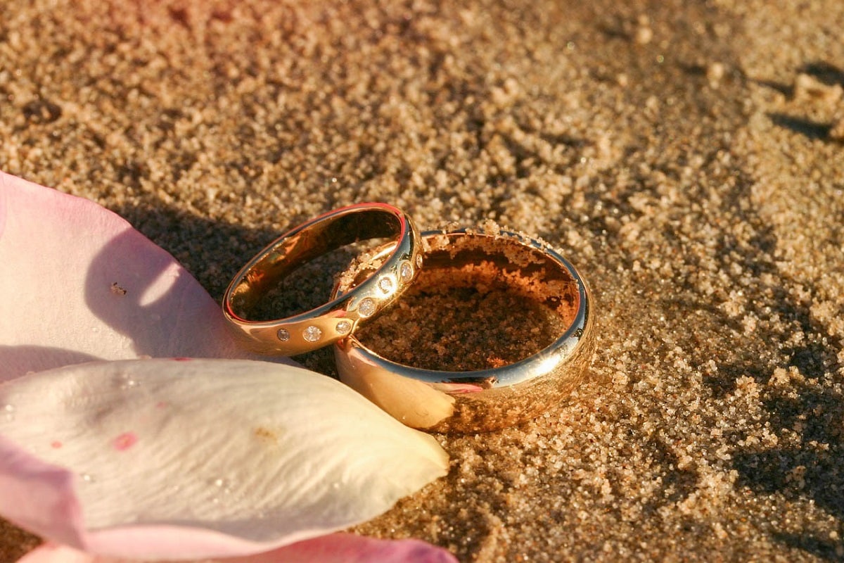 bijoux en or sur le sable