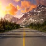 route au soleil couchant sur les montagnes au Canada