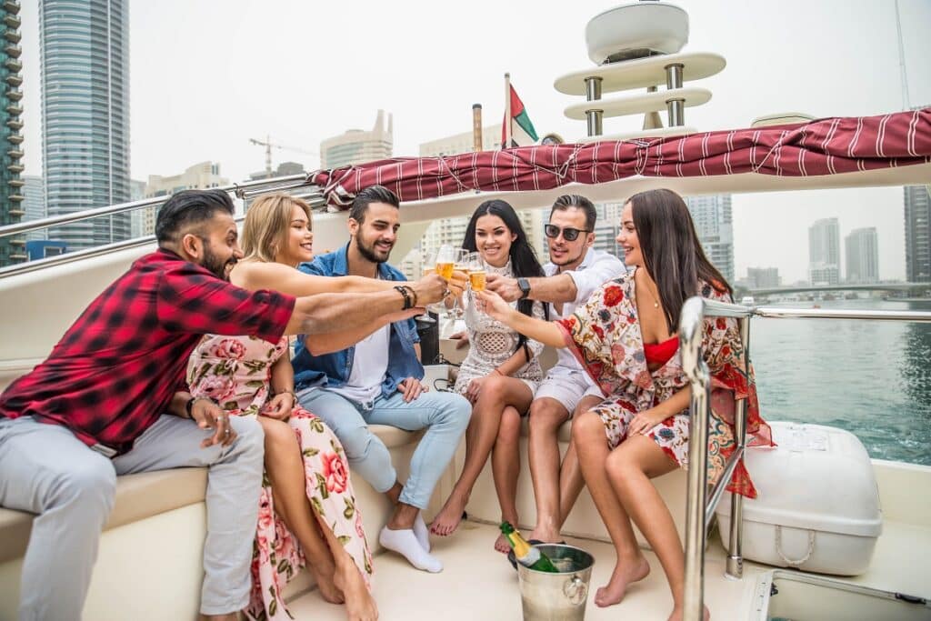 groupe d'amis vacances en yacht