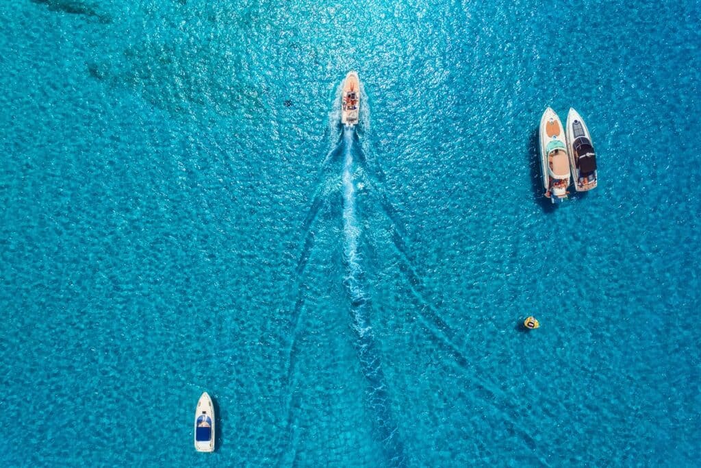 Vue aérienne des yachts de luxe en mer bleue