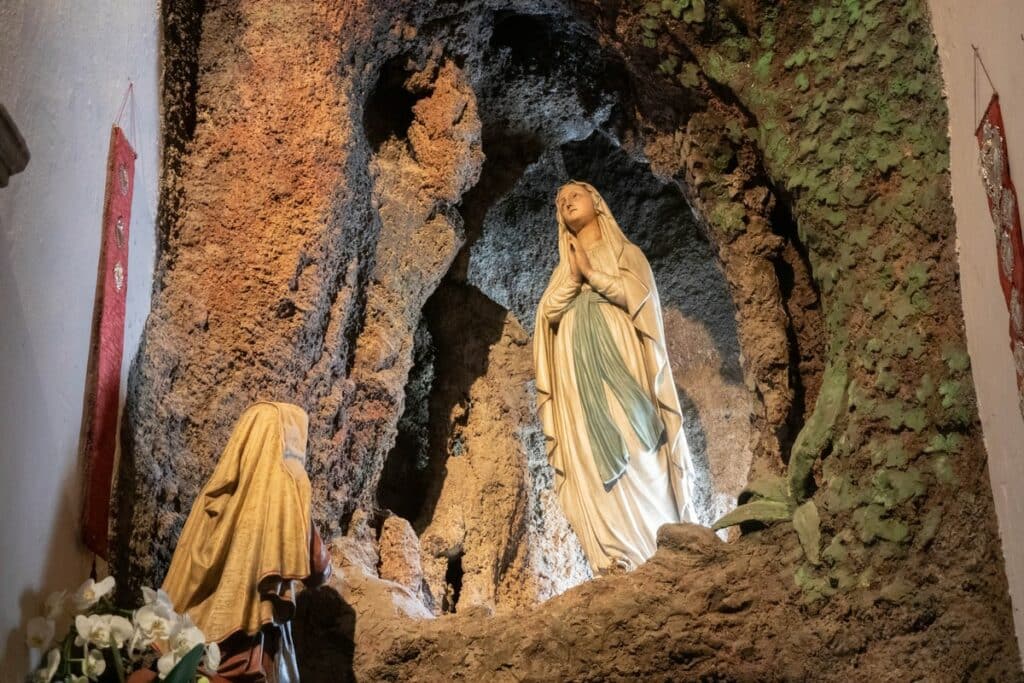 grotte dans église avec sainte