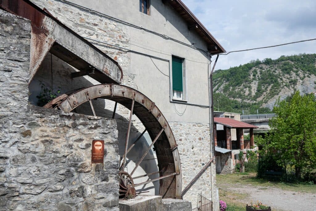 maison avec roue à eau