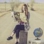 voyageuse qui regarde une carte du monde