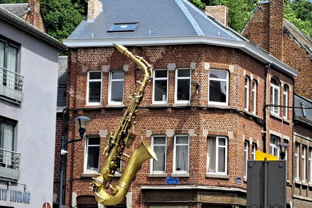 sculpture saxophone