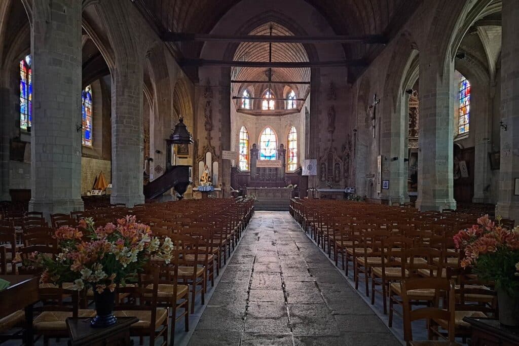 intérieur basilique Notre-Dame-de-la-Guerche