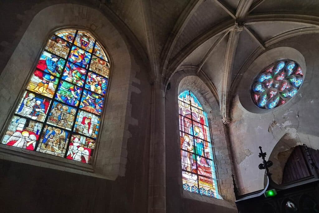 vitraux basilique Notre-Dame-de-la-Guerche