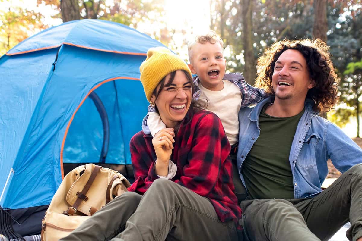 famille devant sa tente de camping en Bourgogne