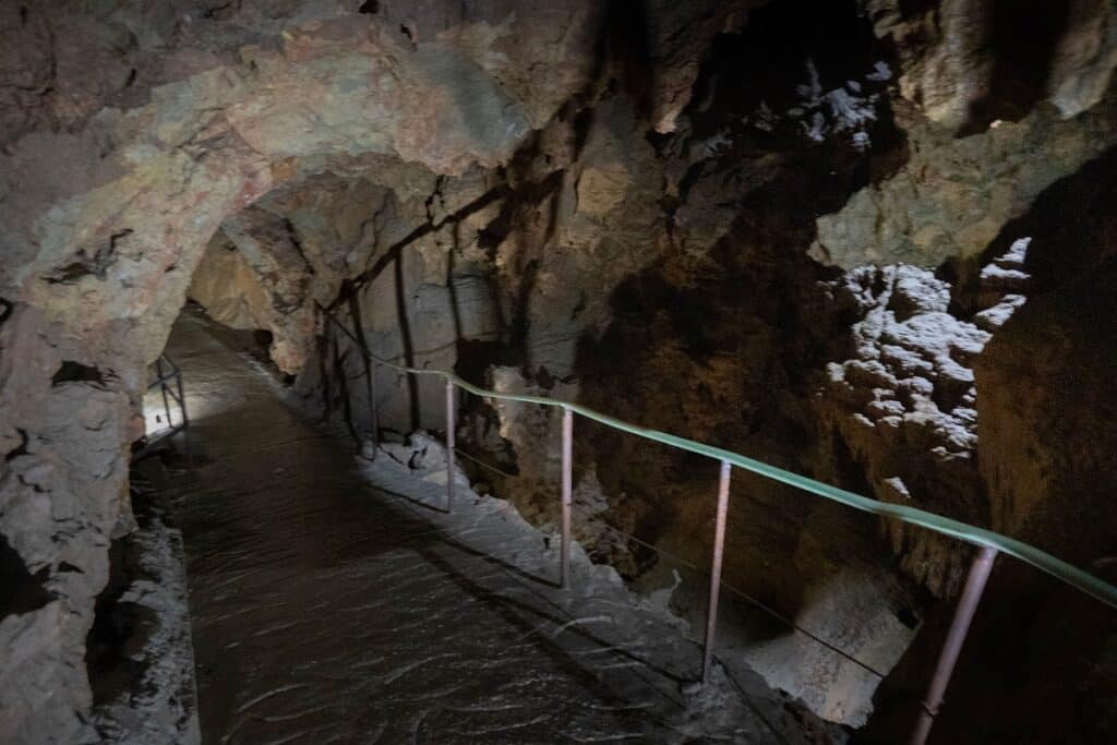 entrée grotte de clamousse