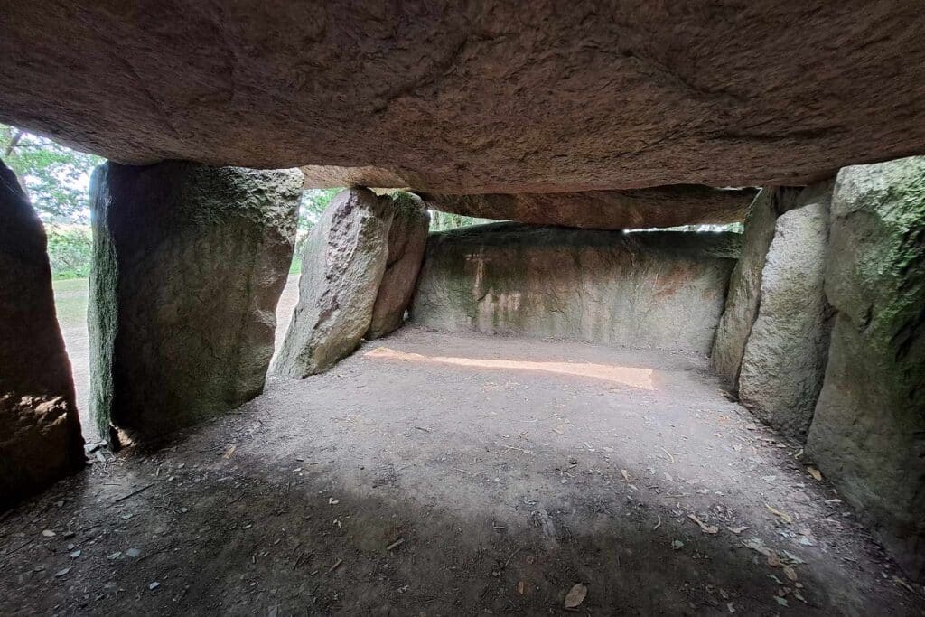 intérieur dolmen la roche aux fées