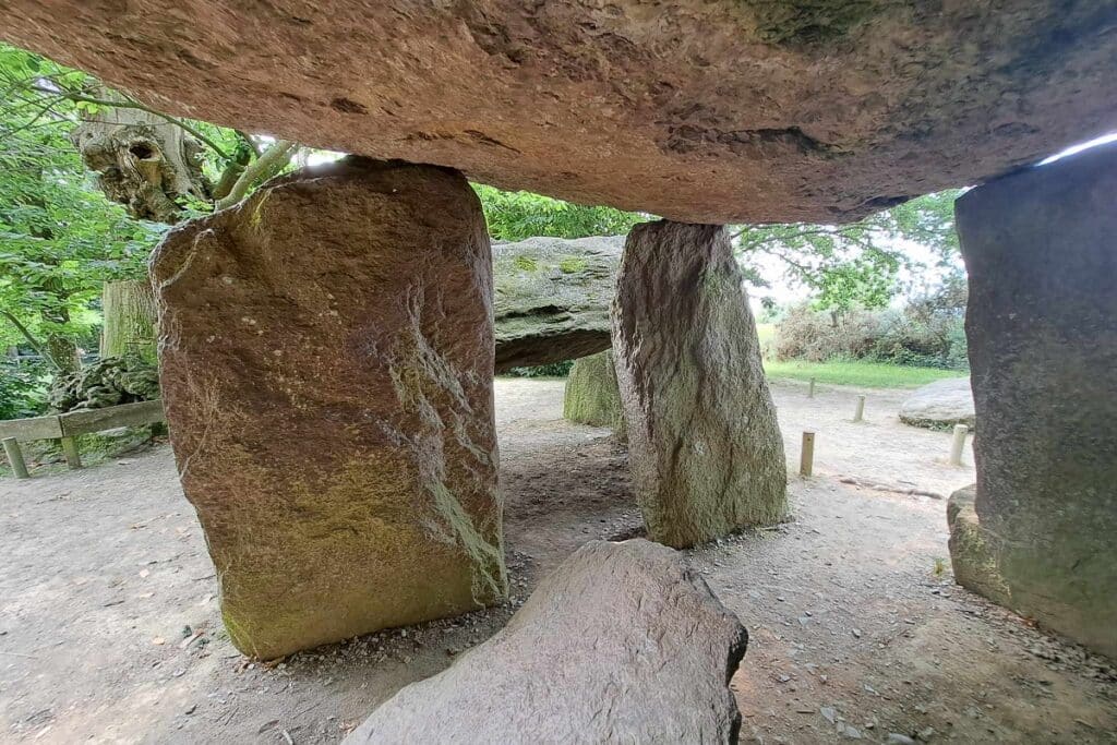 dolmen de la roche aux féex