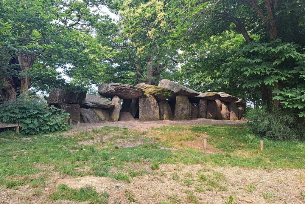 dolmen de la roche aux fées