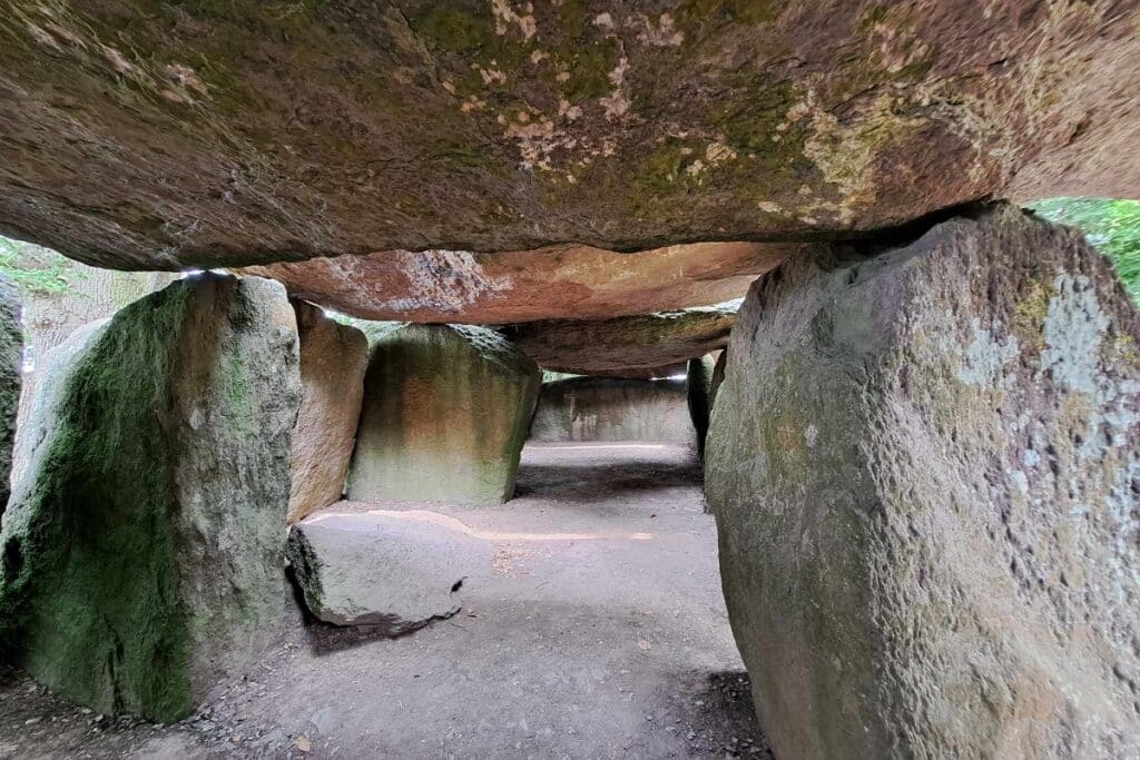 intérieur du dolmen de la roche aux fées