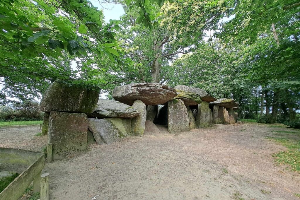 dolmen de la roche aux fées