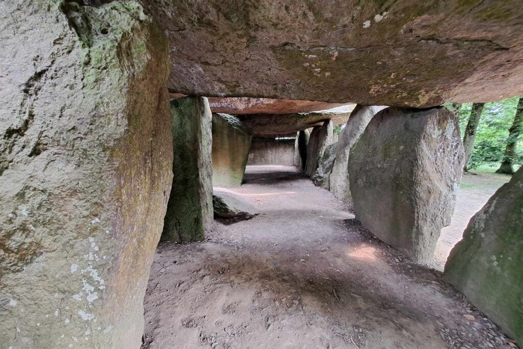 dolmen la roche aux fées