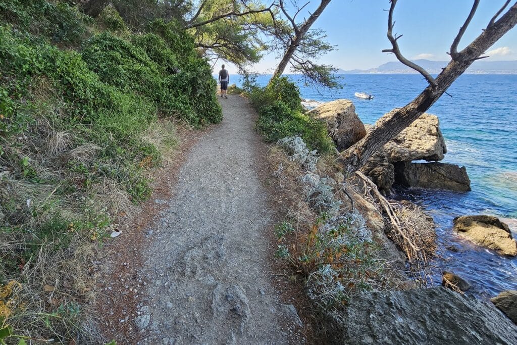 sentier côtier vers la pointe grenier