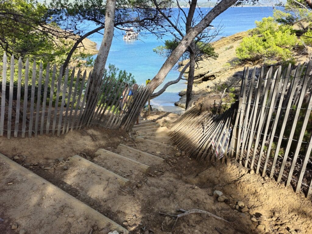 escalier pour descendre à la plage