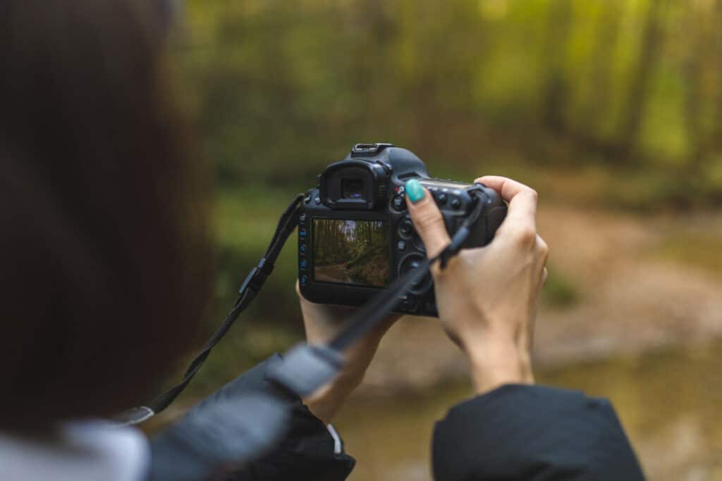 femme qui prend une photo dans la nature