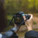 femme qui prend une photo dans la nature