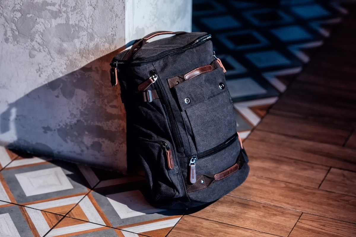 sac à dos sur le sol