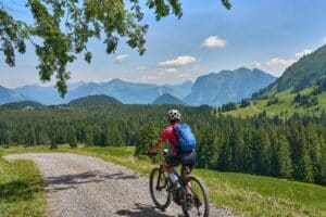 voyageur à vélo dans les montagnes